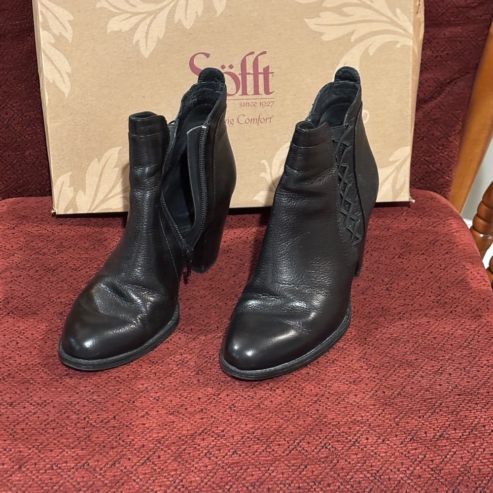 Size 8.5 A pair of Sofft‎ black leather ankle boots, possibly the Bowery model.